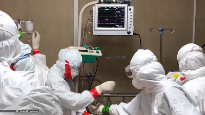 Зараженных омикроном в России все больше, но вакцинация спасает от осложнений