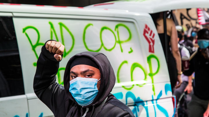 Темнокожий студент прилюдно избил москвичку за фразу Работает как негр