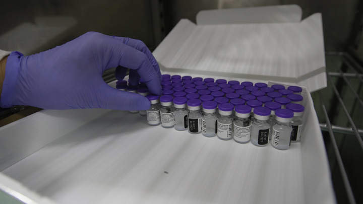 Вакцина Pfizer бесполезна? В США конгрессмен заболел коронавирусом на девятый день после прививки