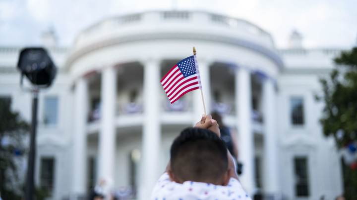 Американский сенатор станцевала тверк стоя на руках и на всех обиделась