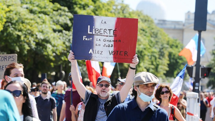 Макрона - в отставку, Францию - из НАТО: Париж захлестнули многотысячные протесты