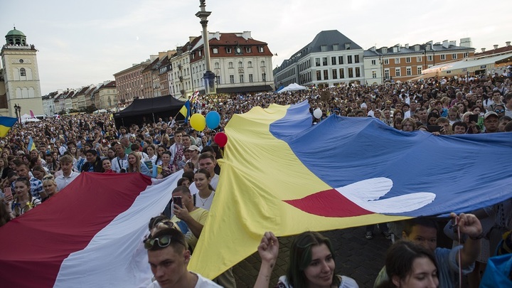 Польские пограничники выдают украинцам решения о депортации