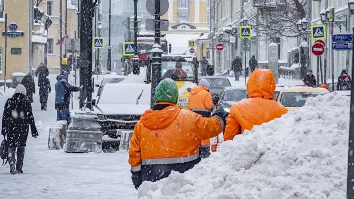 В Москве рабочий случайно перебил электрокабель и загорелся