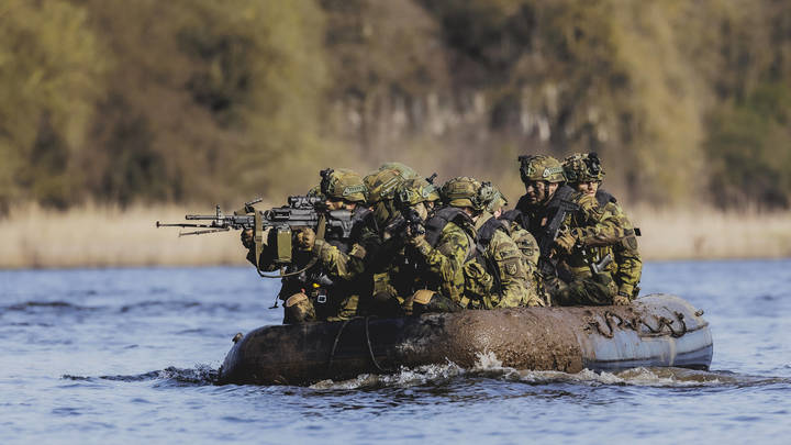 С зонтиками против русских? Солдаты бундесвера показали свою защиту