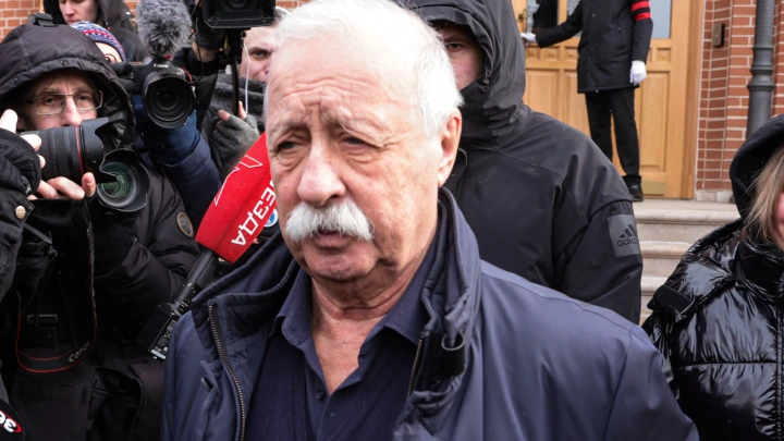 Еще один владелец замка: ведущий «Поле чудес» Леонид Якубович оказался не так уж прост