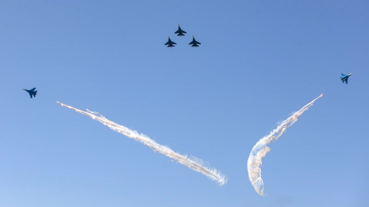 Авиашоу в Дубае приостановили после катастрофы истребителя, ВВС Индии начали расследование