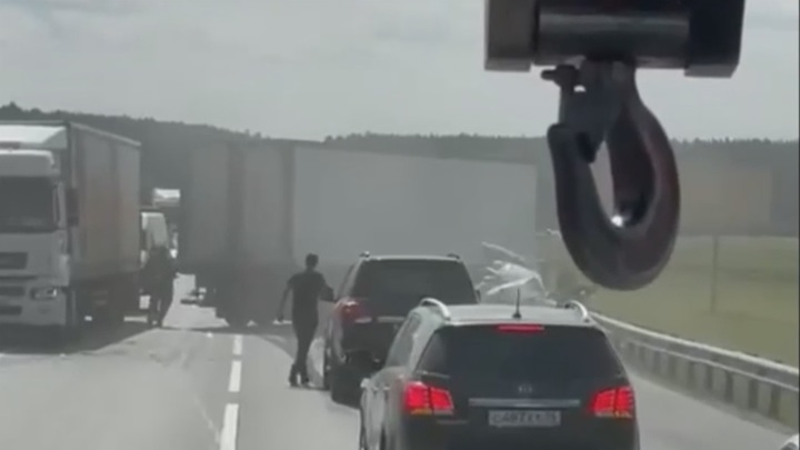 Авария с фурой и раздавленной легковушкой на ЕКАД попала на видео