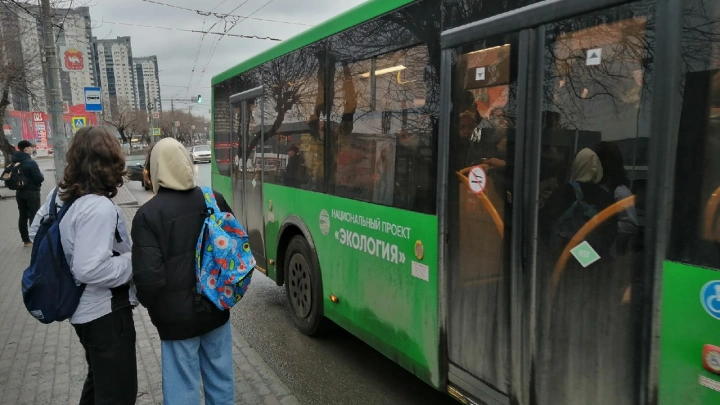 Депортировать за такое!: кондуктор в платке и маске бросилась на ребёнка в Челябинске