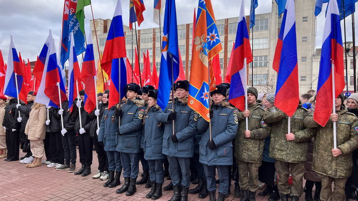 В Иванове развернули 37-метровый государственный флаг России