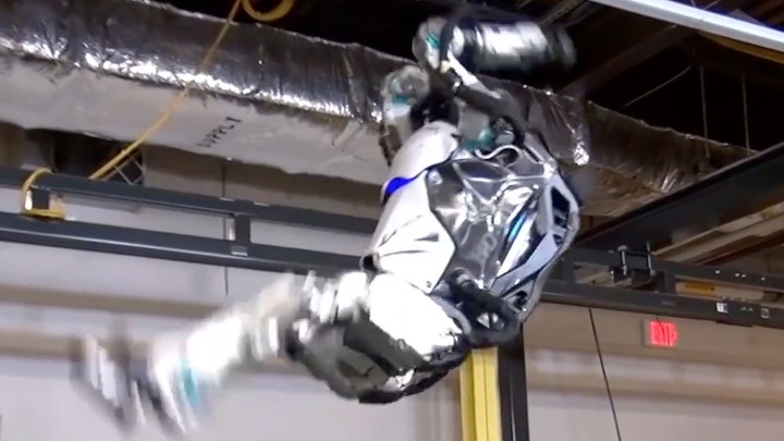 Инженеры Boston Dynamics признали изъян в трюке научившихся паркуру роботов: видео