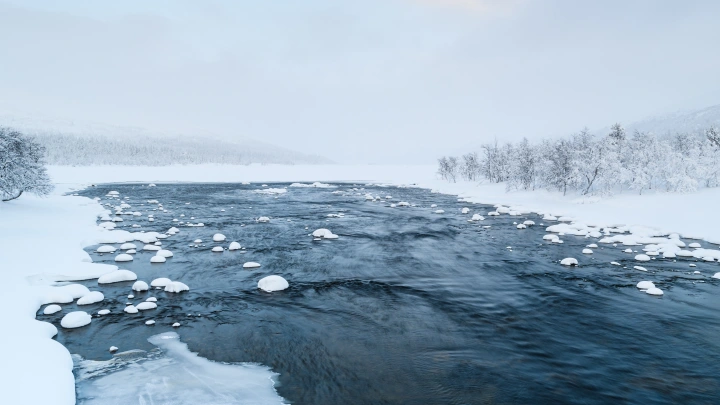 Новосибирские спасатели обнаружили на реке Иня тело рыбака, вмёрзшее в лёд