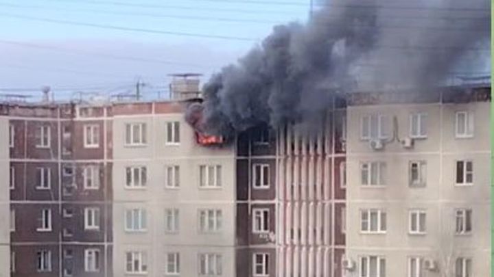 Реанимация и пожарные машины: в Челябинске выгорела трехкомнатная квартира
