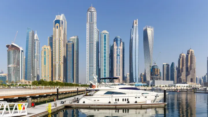 Депутат жил шикарно. 2 года в ОАЭ - на работу не ходил. Целая партия промолчала. Почему?