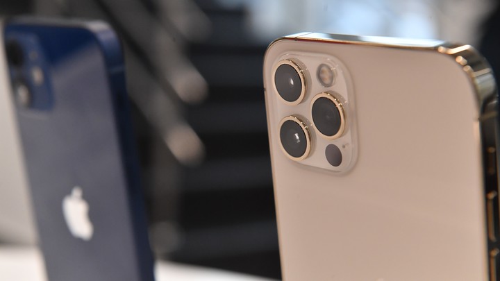 Поддельный люкс: в Челябинске таможня арестовала гаджеты и парфюм