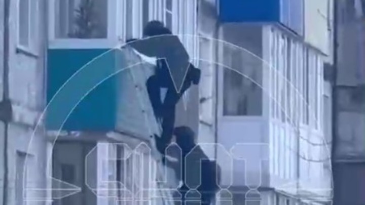 На Камчатке полиция штурмом спасла из квартиры взятую в заложники женщину