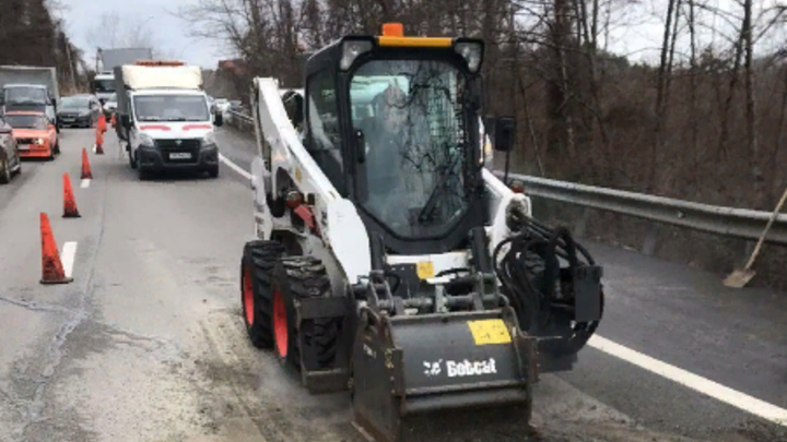 В Сочи восстанавливают треснувшее дорожное полотно на 4 км трассы А-147