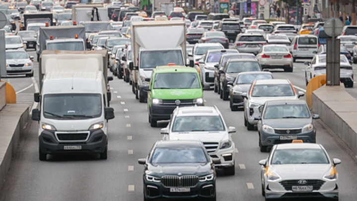 Не по отчётам, а самому - ножками, ножками: Медведев разъяснил, что стоит за налогом на старые машины