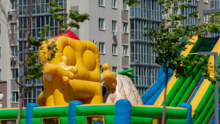 Как у контуженных людей: Батут с детьми перевернулся на глазах у прохожих. У девочки переломы позвонков. Аттракцион установили незаконно