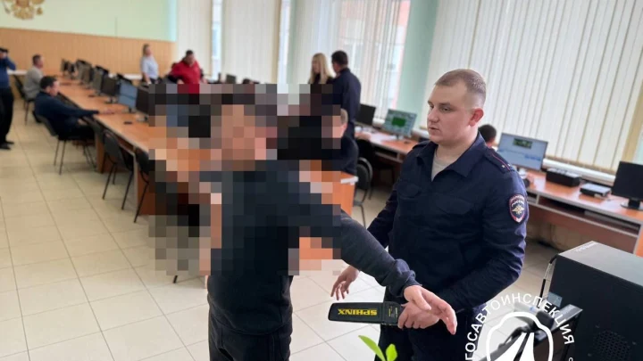 Думал, самый хитрый: челябинец пронёс на экзамен в ГАИ маленького помощника