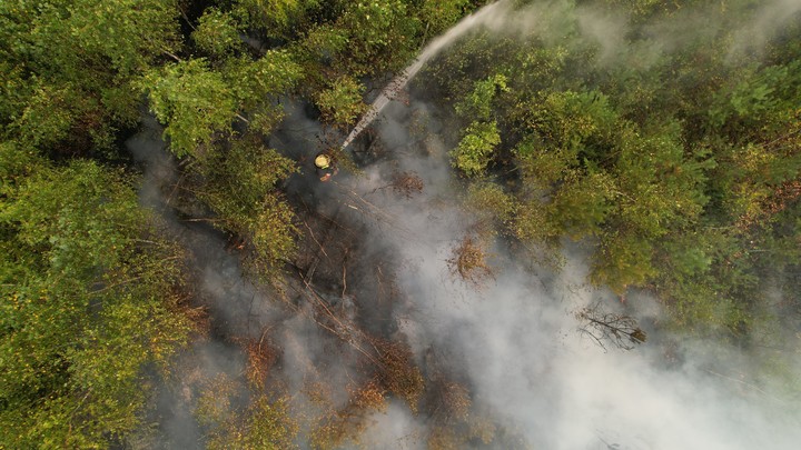 В Крыму со вчерашнего дня тушат крупный пожар в горно-лесистой местности