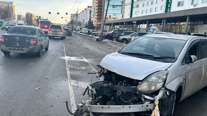 Вырвало колесо: сразу пять автомобилей столкнулись в Челябинске