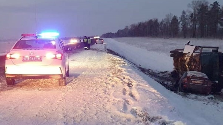 Три человека погибли в ДТП с легковушкой и автобусом в Кузбассе