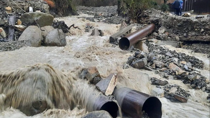 Горная река вышла из берегов и снесла единственный мост в сочинском селе Каткова Щель