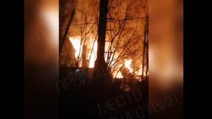 В Кузбассе во время крупного пожара на складе пострадал товар, оборудование и автомобиль
