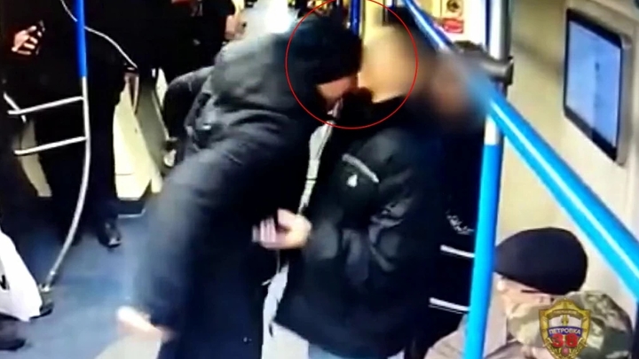 Полиция задержала гопника, избившего юношу на глазах пассажиров метро