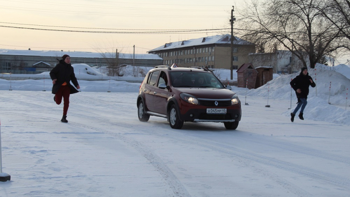 В Кургане будущих водителей попросили пешком обогнать автомобиль