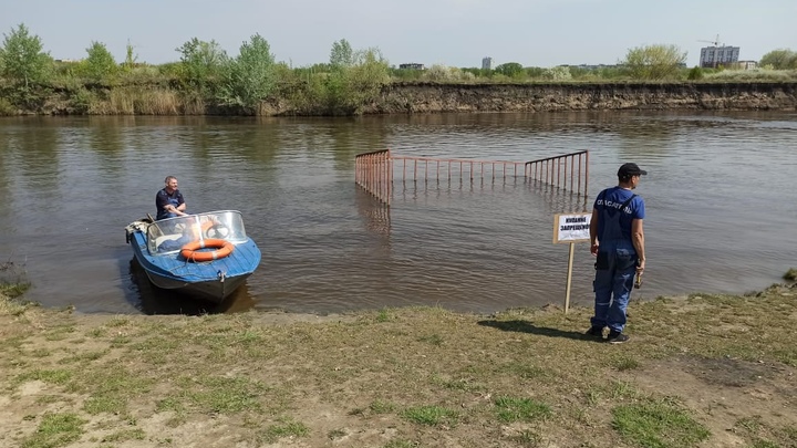 В Кургане спасатели выгоняют из воды купающихся