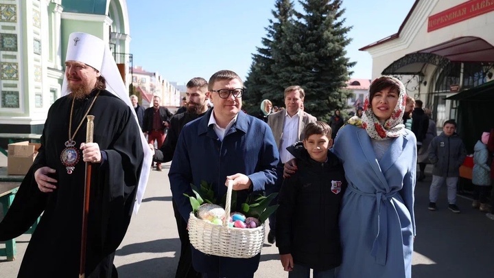 Губернатор Алексей Текслер с семьей принес в храм пасхальные угощения
