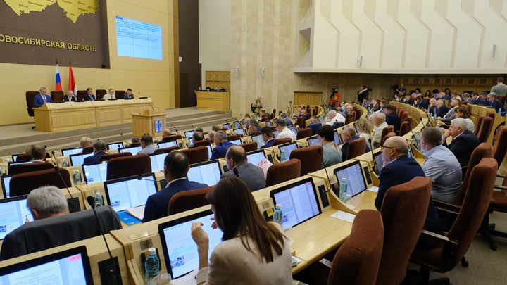 В бюджет Новосибирской области заложили рост зарплат бюджетников и поддержку строительства метро