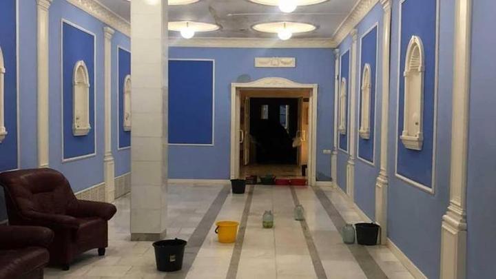 В Новороссийске после сильных дождей подтопило ЗАГС. Его закрыли на капремонт