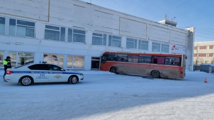 В Магадане пассажирский автобус врезался в здание местного аэропорта
