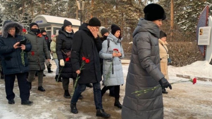 Жители Кузбасса несут цветы к стихийным мемориалам в память о погибших на шахте «Листвяжная»