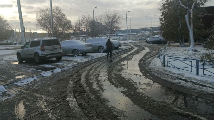 Из-за снега в Челябинске такси подорожали в пять раз, отложены авиарейсы