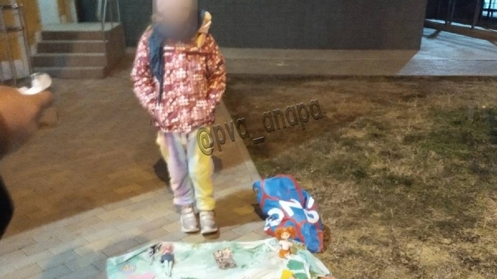 В Анапе девочка продавала самодельные игрушки на улице, чтобы накопить на гитару