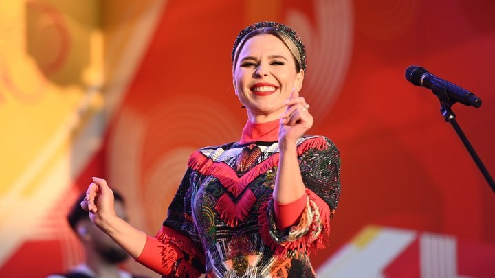 Прекрасная Пелагея так подмигнула оператору, что тепло на сердце стало у каждого