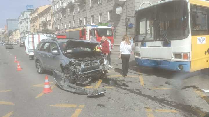 Авария в центре Ростова 1 апреля. Автомобилисты встали в пробке на главной улице города