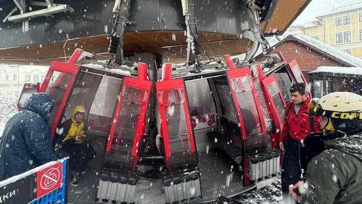 Столкнулись кабинки с пассажирами: крупная авария произошла на канатной дороге в Сочи