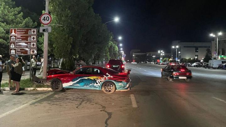 В Ростовской области 31-летний автомобилист врезался на скорости в опору ЛЭП
