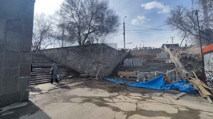 Рабочие приступили к ремонту лестницы-долгостроя у Речного вокзала в Новосибирске