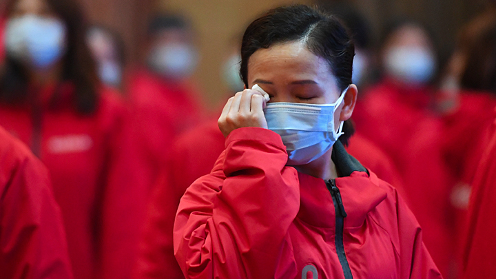 Разрушенные дороги и постовые у подъездов: Как Китай победил коронавирус