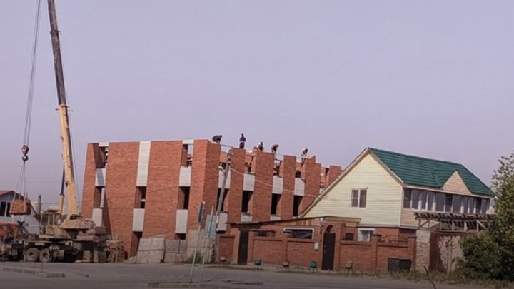 В Новосибирске намерены добиться сноса строящегося общежития для мигрантов