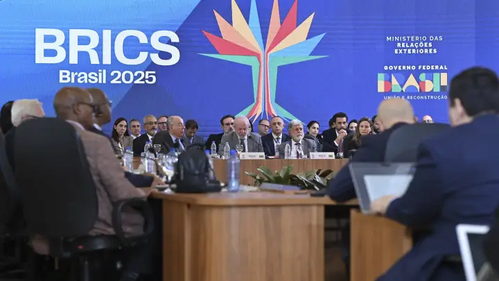 Сидеть и ждать неправильно: БРИКС призвали действовать против Запада на упреждение