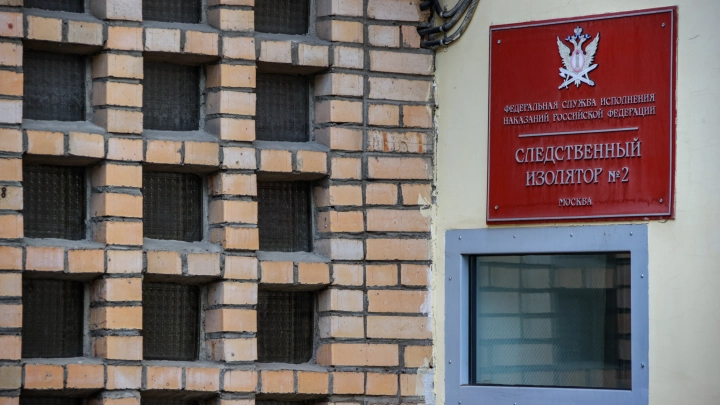 Похудел и не может ходить: обвиняемый генерал Павел Попов страдает в СИЗО
