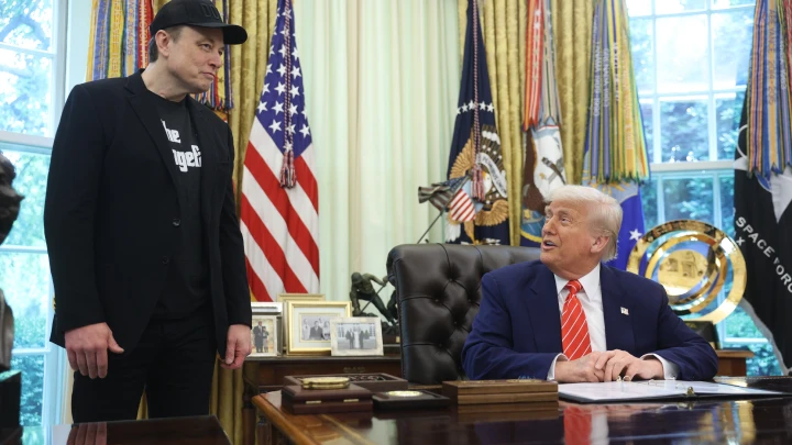 Президент США Трамп резко ответил на критику Илона Маска, указав, где его место