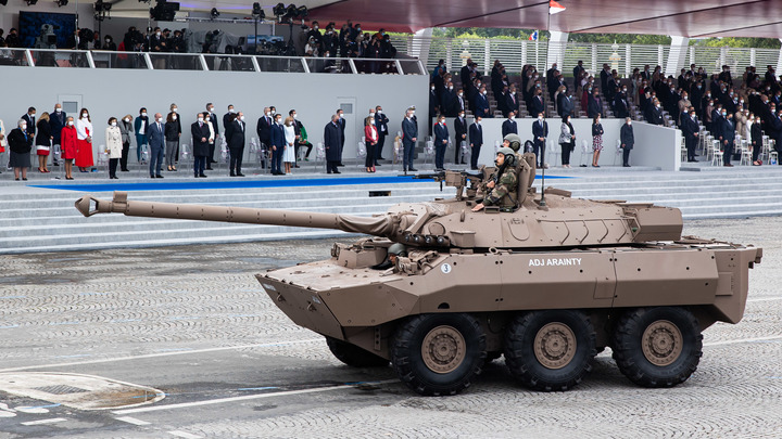Париж передаст Киеву первую партию из 14 колесных бронеавтомобилей AMX-10RC