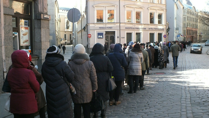 Больше трех часов на улице: петербуржцы жалуются на огромные очереди в больницу